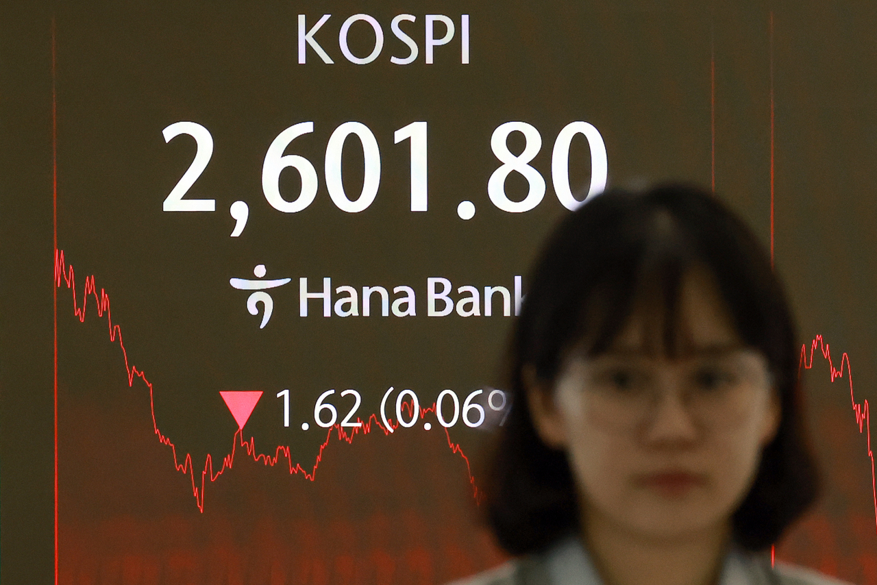 20일 서울 중구 하나은행 본점 딜링룸에서 딜러들이 업무를 보고 있다. [연합]