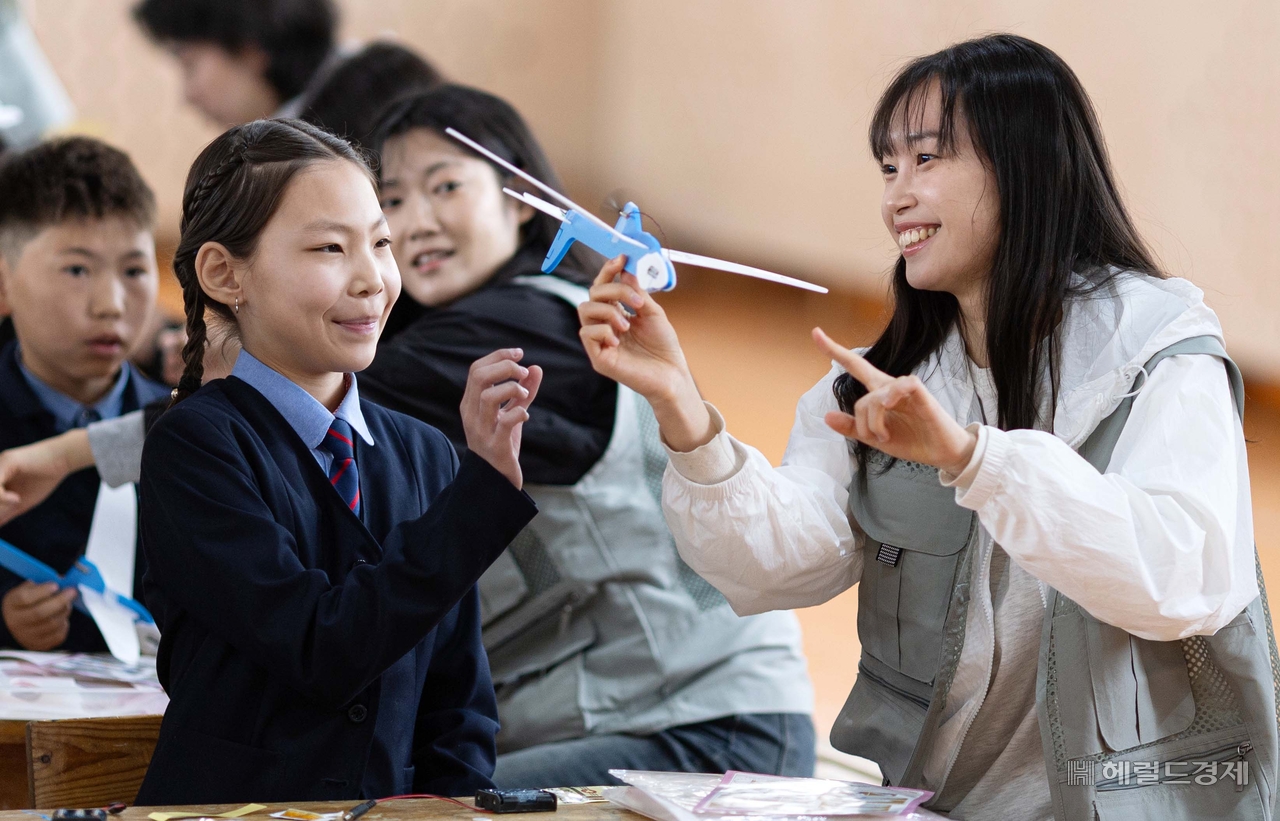 대한항공과 아시아나항공 임직원들이 21일 몽골 울란바타르시 바가노르구에 위치한 군갈루타이 국립학교에서 항공공학 체험 수업을 진행하고 있다. 바가노르(몽골)=임세준 기자