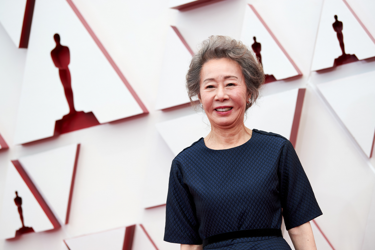 한국의 배우 윤여정이 지난달 25일(현지시간) 미국 로스앤젤레스(LA)의 유니언 스테이션에서 열린 제93회 아카데미 시상식에 참석하고 있다. [연합]