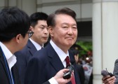 尹, 파면 후 첫 공개 행보…전한길과 ‘부정선거’ 영화 관람