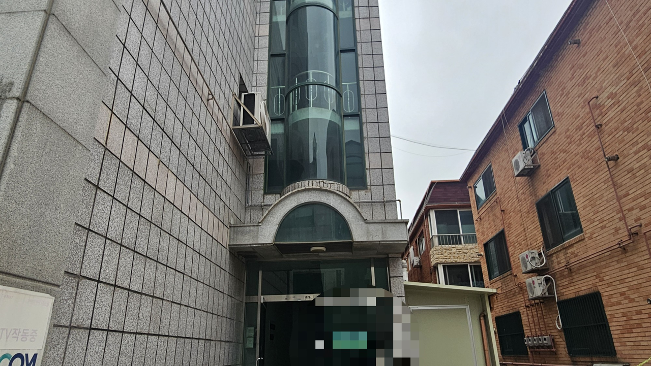 시흥 흉기 살인 사건 용의자인 차철남이 지난 17일 자신과 가깝게 지내던 중국 동포인 50대 남성을 살해한 빌라. 차씨는 경찰에 “수차례에 걸쳐 3000만원 가량을 빌려줬는데 형제가 이를 갚지 않아 범행을 계획했다”고 진술했다고 알려졌다. 박지영 기자.