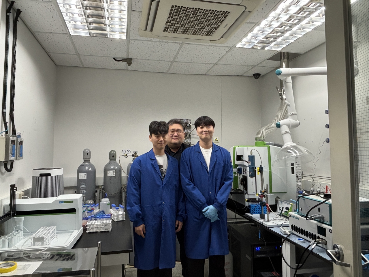 이번 연구를 수행한 김진엽(왼쪽부터) KAIST 생명화학공학과 박사과정, 정동영 교수, 노종수 박사과정.[KAIST 제공]