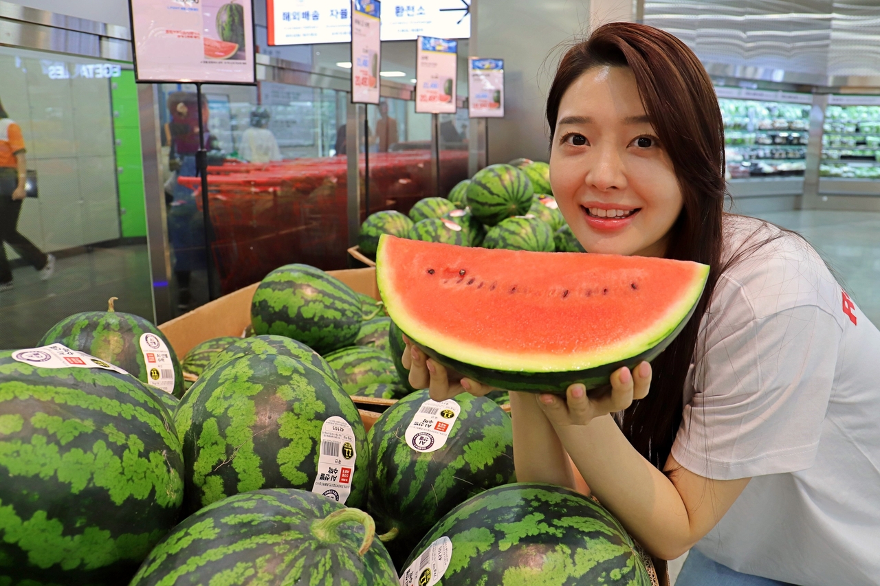 롯데마트 제타플렉스 서울역점에서 AI가 선별한 수박을 홍보하는 모델의 모습 [롯데마트 제공]