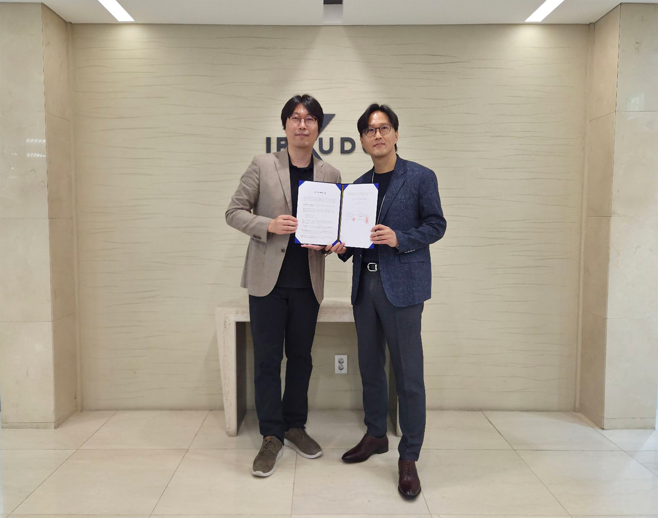 박종일(왼쪽) 스트리밍코리아 대표와 이준호 IR큐더스 대표가 MOU 체결 후 기념 촬영을 하고 있다. [IR큐더스]