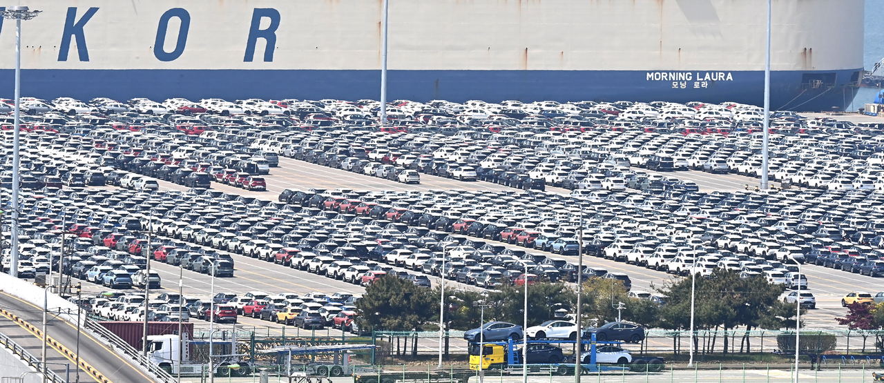 Vehicles for export are parked at a terminal of Pyeongtaek Port in Gyeonggi Province, April 29. (Newsis)