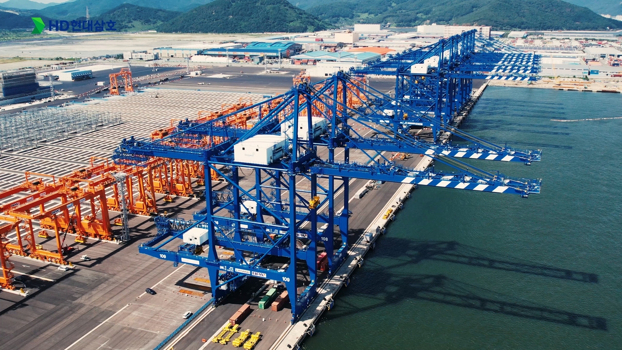 HD Hyundai Samho's ship-to-shore cranes at Busan New Port (HD Hyundai Samho)
