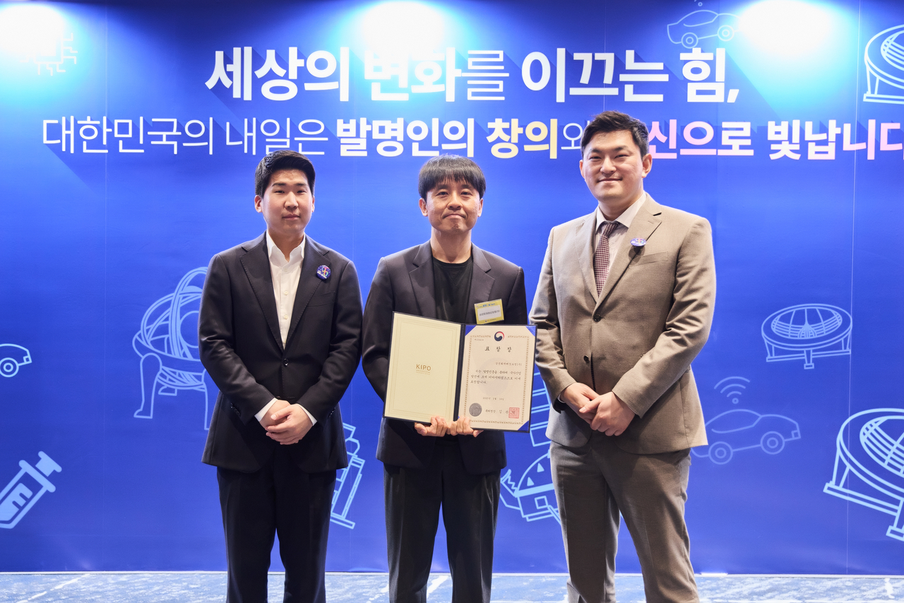 지난 19일 특허청이 주최하고 한국발명진흥회가 주관한 ‘제60회 발명의 날’ 기념식에서 한종엽(왼쪽부터) 삼성화재 법무지원파트 프로, 김광준 삼성화재 파트장, 김종주 삼성화재 변리사가 기념 촬영을 하고 있다. [삼성화재 제공]