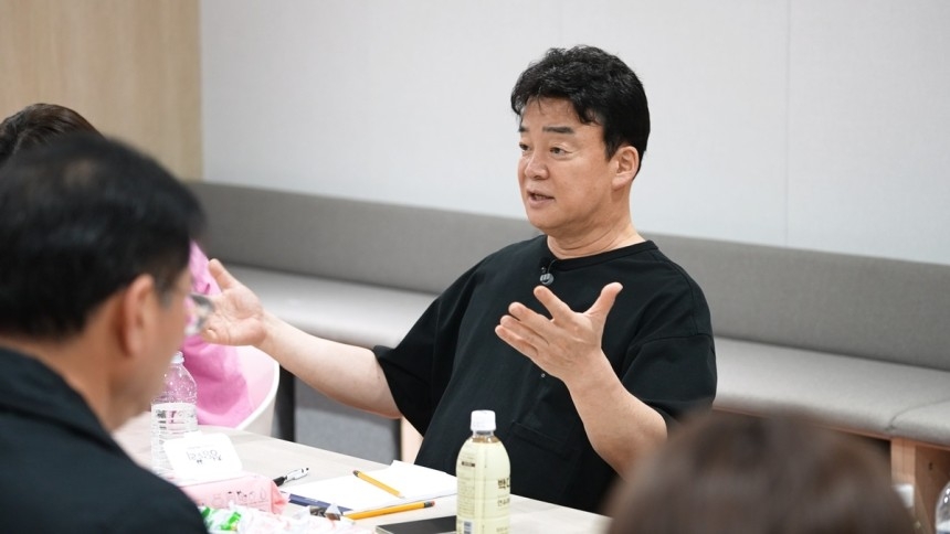 백종원 더본코리아 대표가 가맹점주와 소통 중이다. [더본코리아 제공]