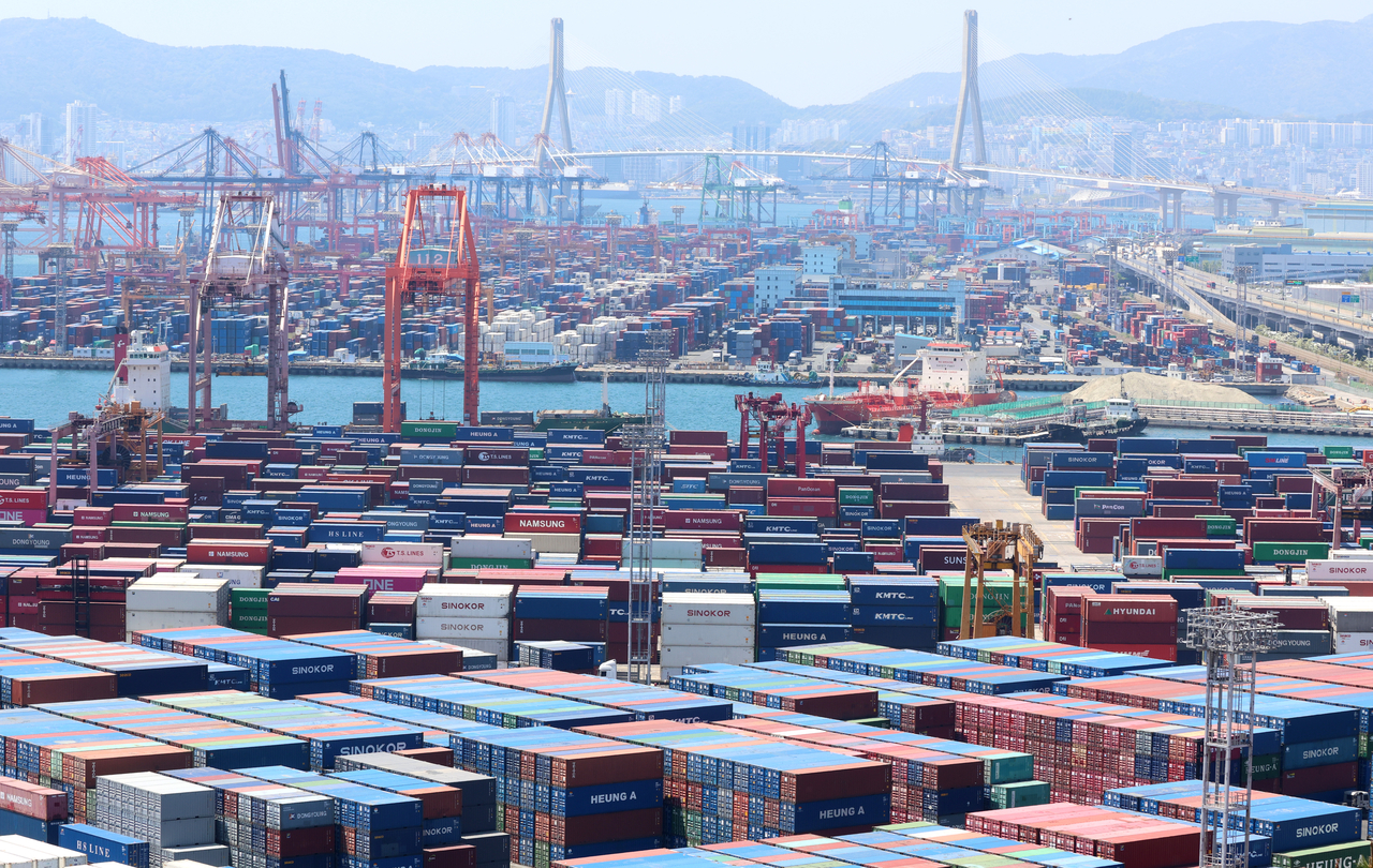 Containers are waiting to be shipped at a port in Busan on April 30. (Yonhap)