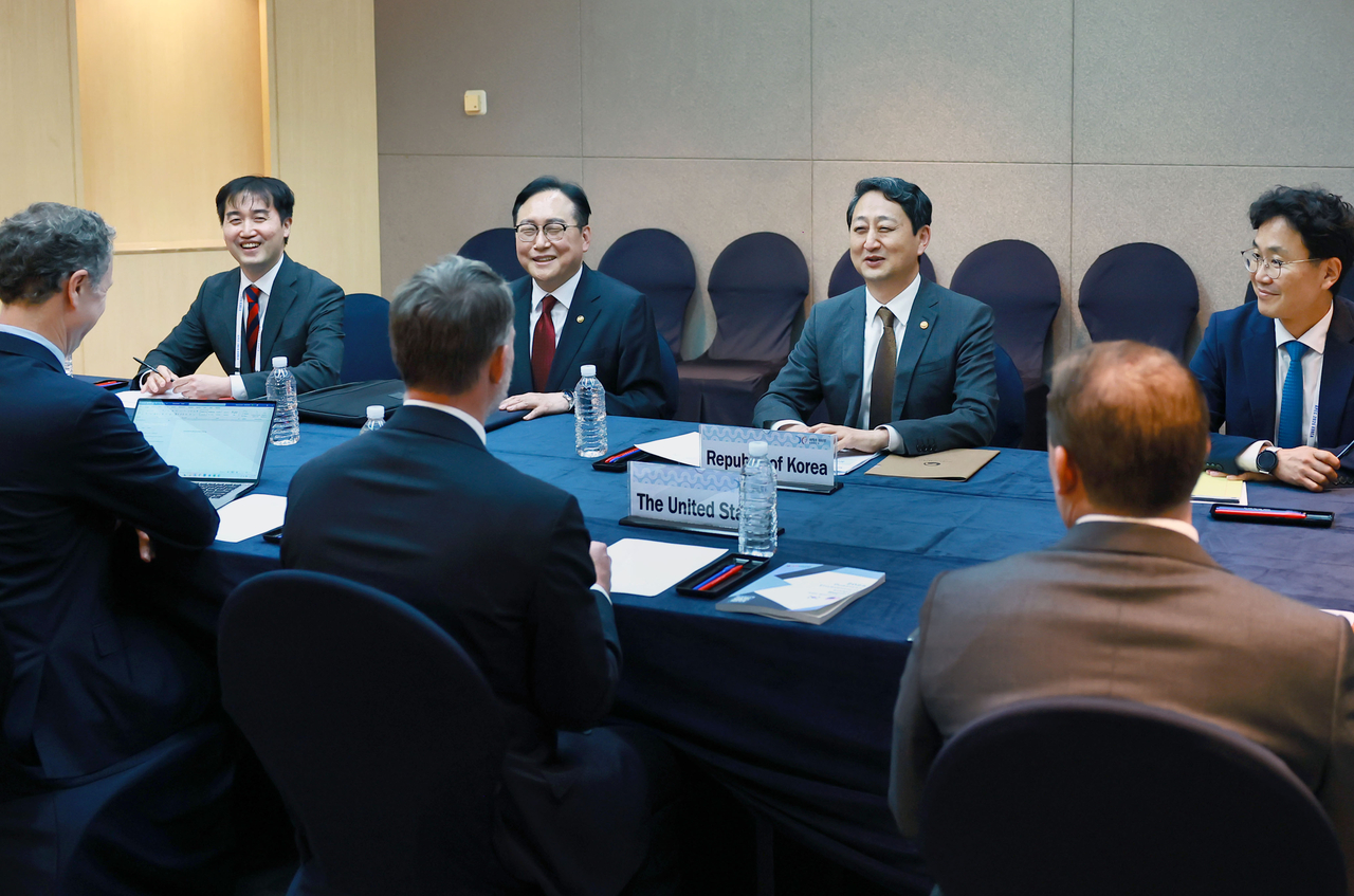 Minister Ahn Duk-geun (2nd from right) holds tariff discussions with US Trade Representative Jamieson Greer at the International Convention Center on Jeju Island on Friday. (Korea's Ministry of Trade, Industry and Energy)