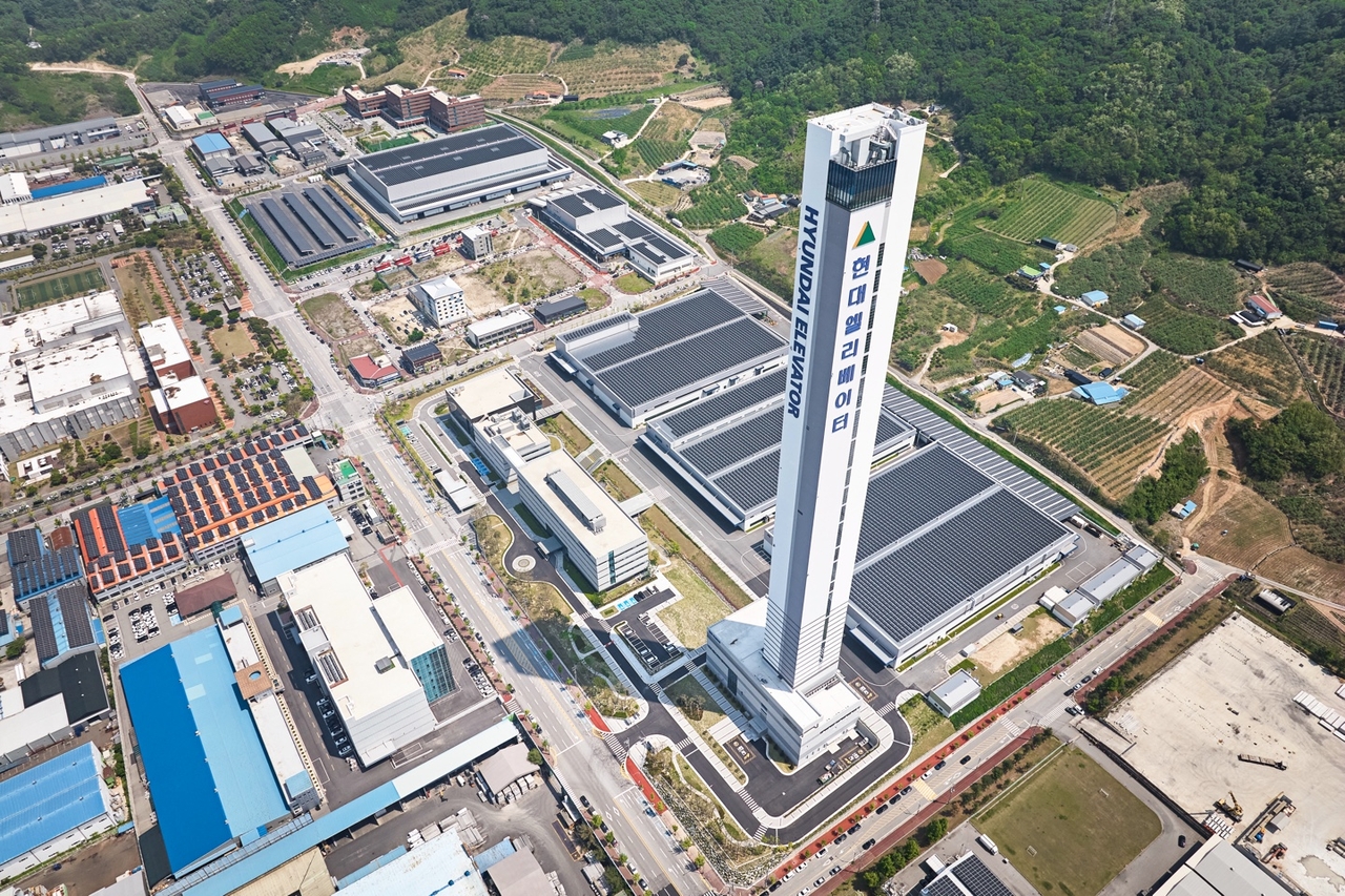 The Hyundai Asan Tower, a 250-meter-high elevator test tower at Hyundai Elevator’s research and development facility, located at the company’s headquarters in Chungju, North Chungcheong Province. (Hyundai Elevator)