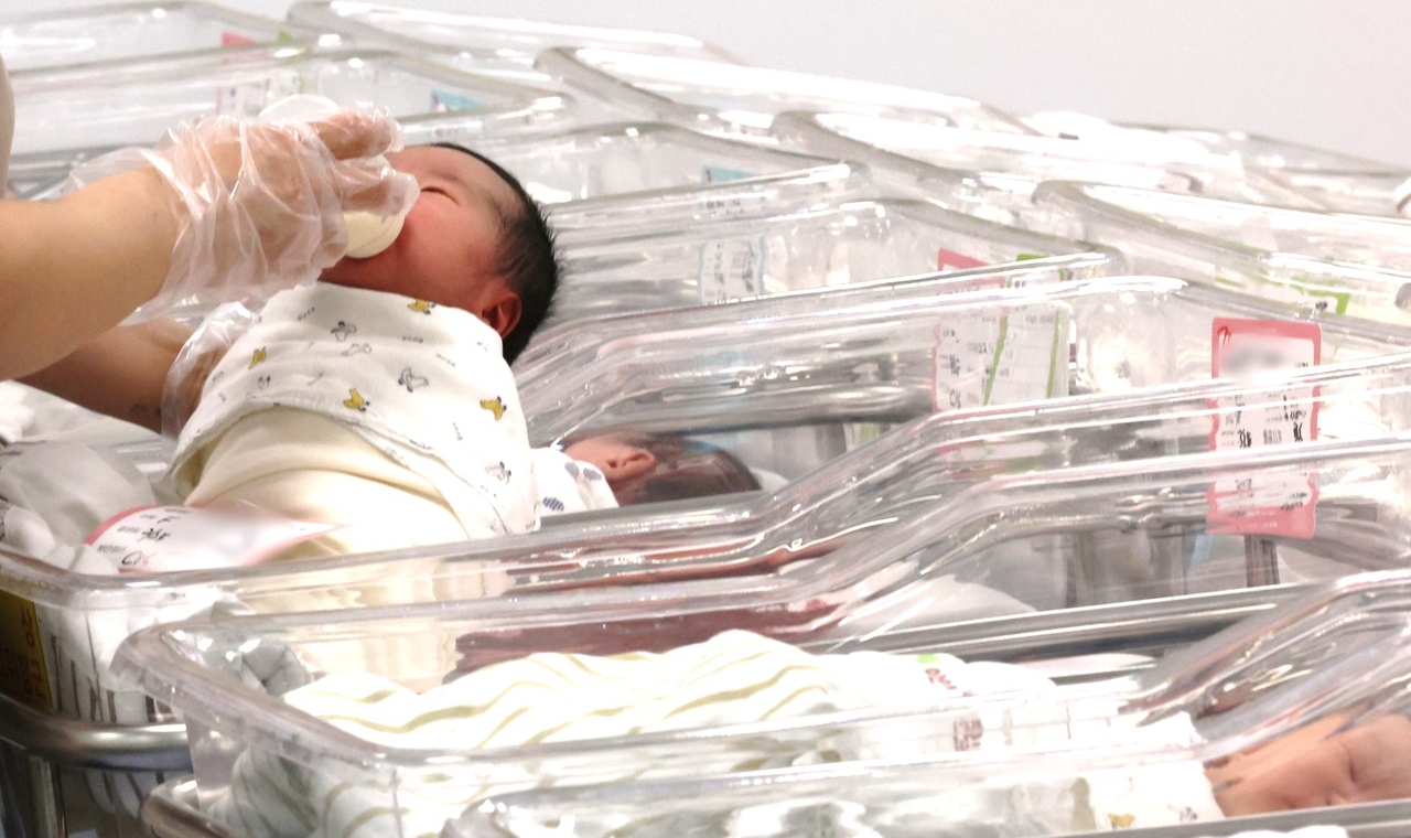 Babies are seen in infant units of a hospital in Incheon in February. (Newsis)