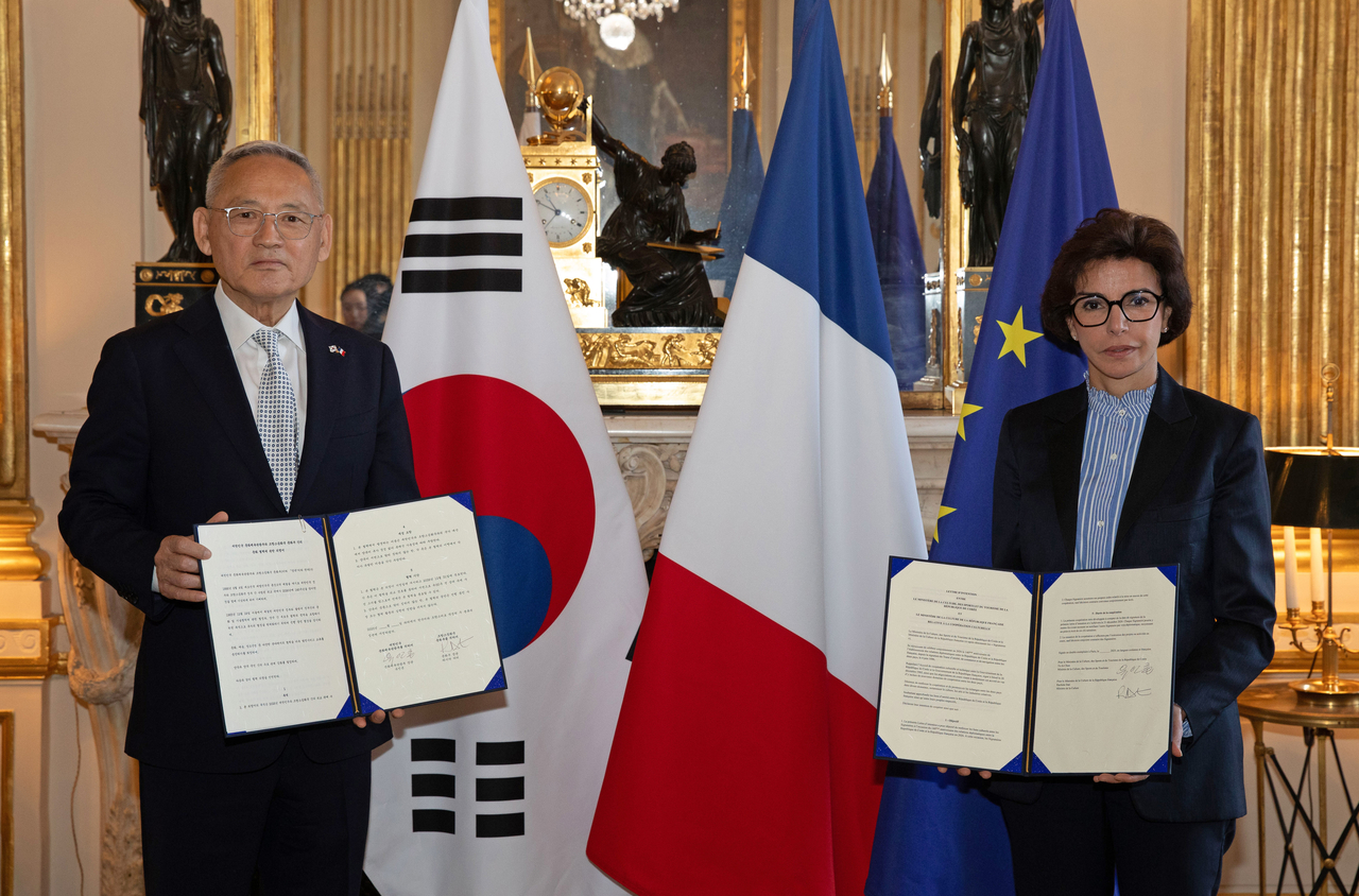 Korean Culture Minister Yu In-chon (left) and French Culture Minister Rachida Dati pose for photos after signing a Letter of Intention on Cultural Cooperation at the French Ministry of Culture in Paris on May 20 (local time), marking the 140th anniversary of diplomatic ties between South Korea and France. (MCST)
