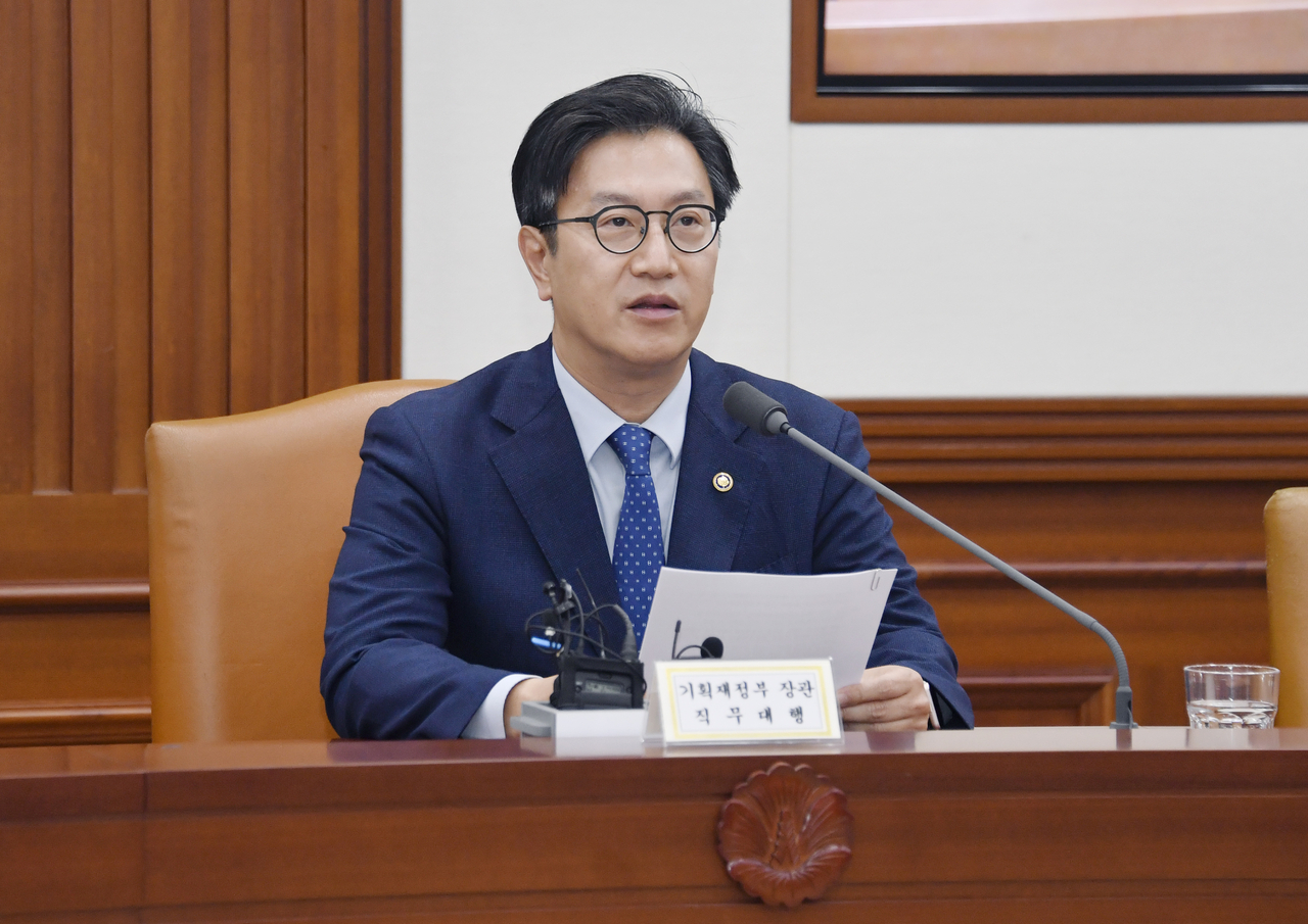 김범석 기획재정부 장관 직무대행 1차관이 21일 오전 서울 종로구 정부서울청사에서 열린 ‘경제관계장관회의 겸 산업경쟁력강화관계장관회의’에서 모두발언을 하고 있다. [기획재정부 제공]
