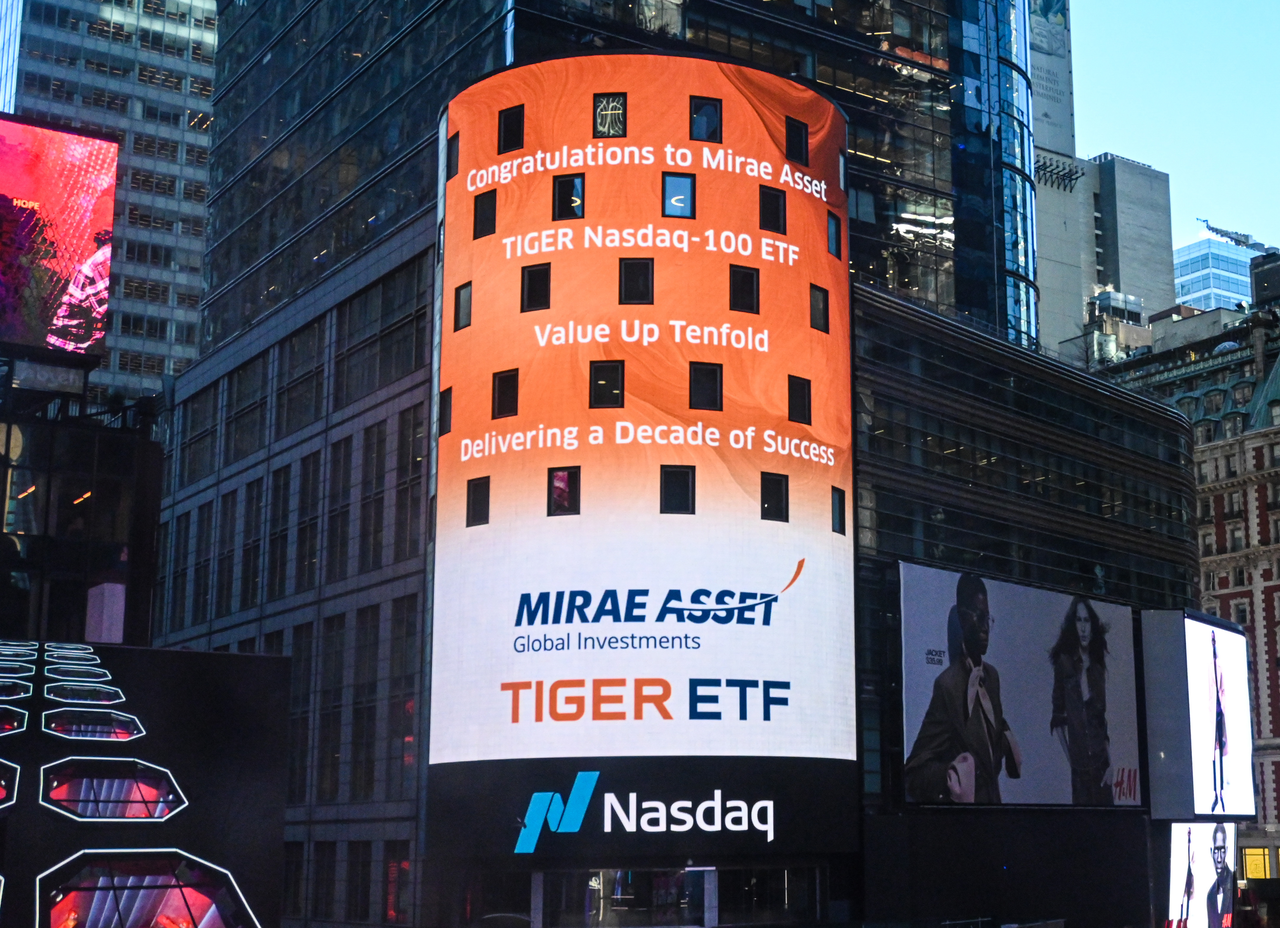 2024년 2월 ‘TIGER 미국나스닥100 ETF’ 10만원 돌파를 기념해 미국 나스닥타워 전광판에 게재된 축하 이미지 [미래에셋자산운용 제공]
