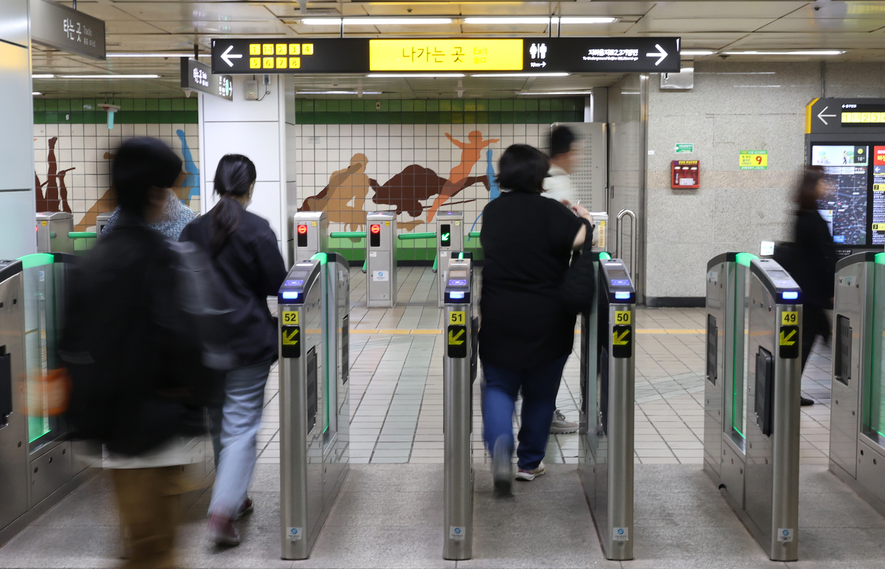 The turnstiles of a Seoul subway station are seen in this April 29 photo. (Yonhap)