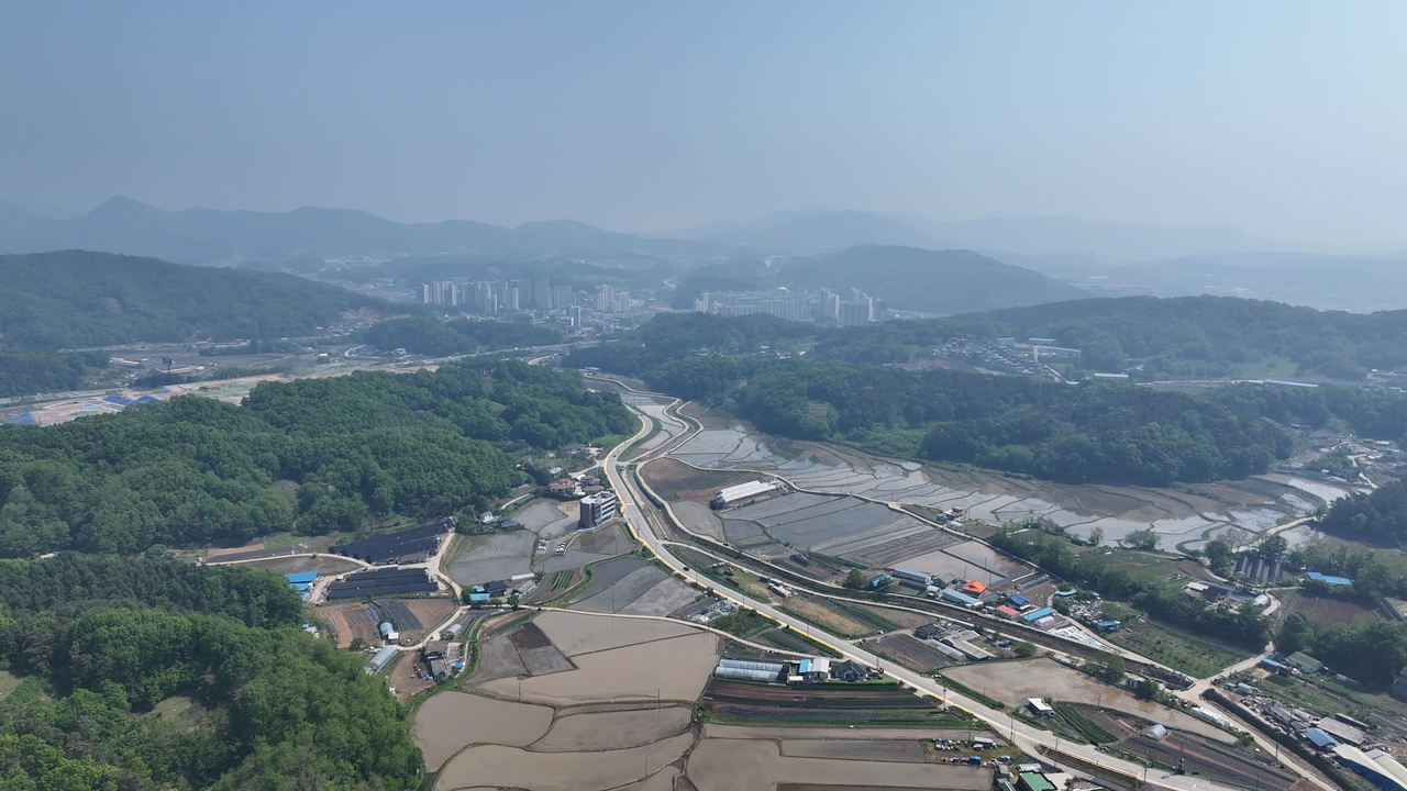 경매 물건이 있는 경기 이천시  마장면 작촌리 일대의 모습. 차량 5분 거리에는 이천 마장지구가 있어 신도시 인프라를 누릴 수 있다. [사진=이건욱 PD]