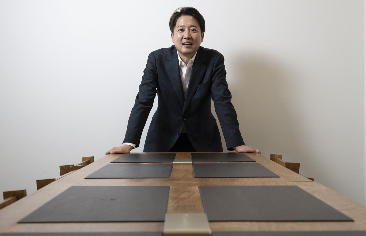 이준석 개혁신당 대선 후보가 21일 오후 경기도 성남시의 한 카페에서 헤럴드경제와 인터뷰하고 있다. 이 후보는 이재명 흔들기를 통한 존재감 키우기에 나서고 있다. 1차 TV토론에서 이재명 더불어민주당 대선 후보를 상대로 집요한 공세를 펼쳤던 전략이 유효했다는 판단에서다. 성남=박해묵 기자