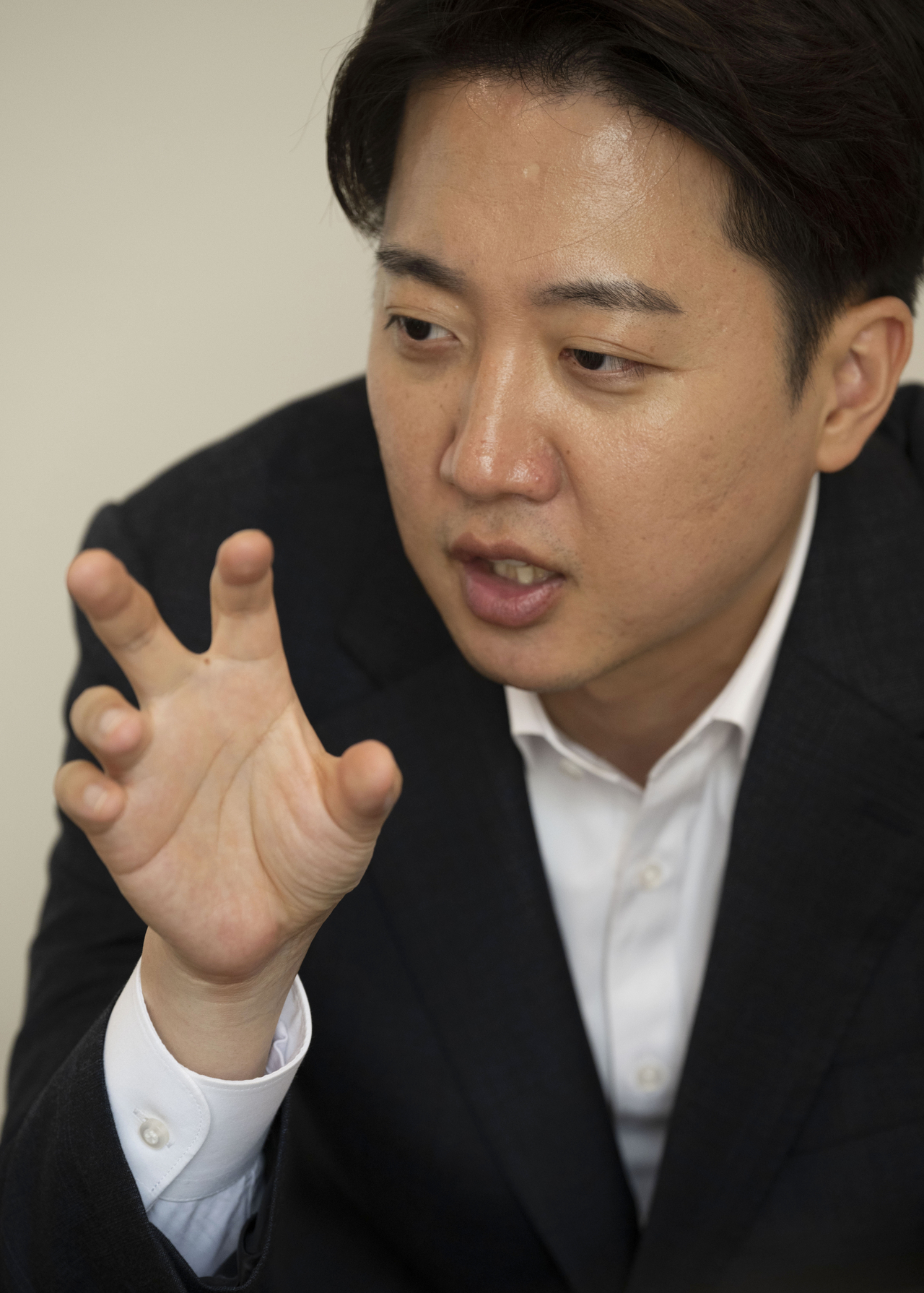이준석 개혁신당 대선 후보가 21일 헤럴드경제와 인터뷰하고 있다.  성남=박해묵 기자