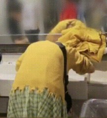 “한국 맞아?” 공항 화장실서 핸드워시로 머리 ‘벅벅’…믿기 힘든 장면