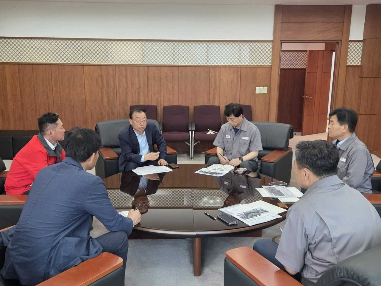 이정현 국민의힘 호남총괄선대위원장은 22일 금호타이어 광주공장을 방문해 향후 복구대책을 논의했다.