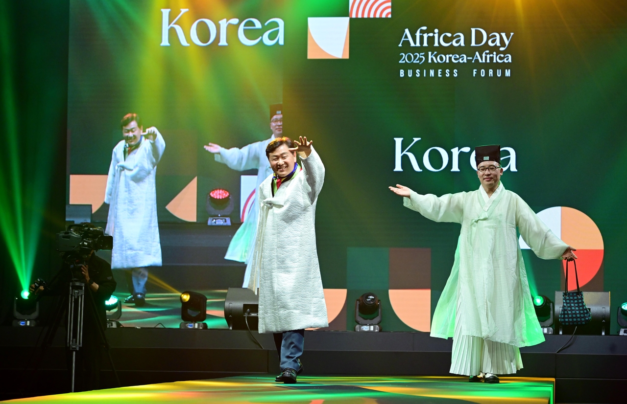 Jeonbuk State governor Kim Kwan-young (left) shows off his hanbok during the traditional costume fashion show held at the Africa Day 2025 Korea-Africa Business Forum in Grand Hyatt Seoul, Wednesday. (Lee Sang-sub/The Korea Herald)