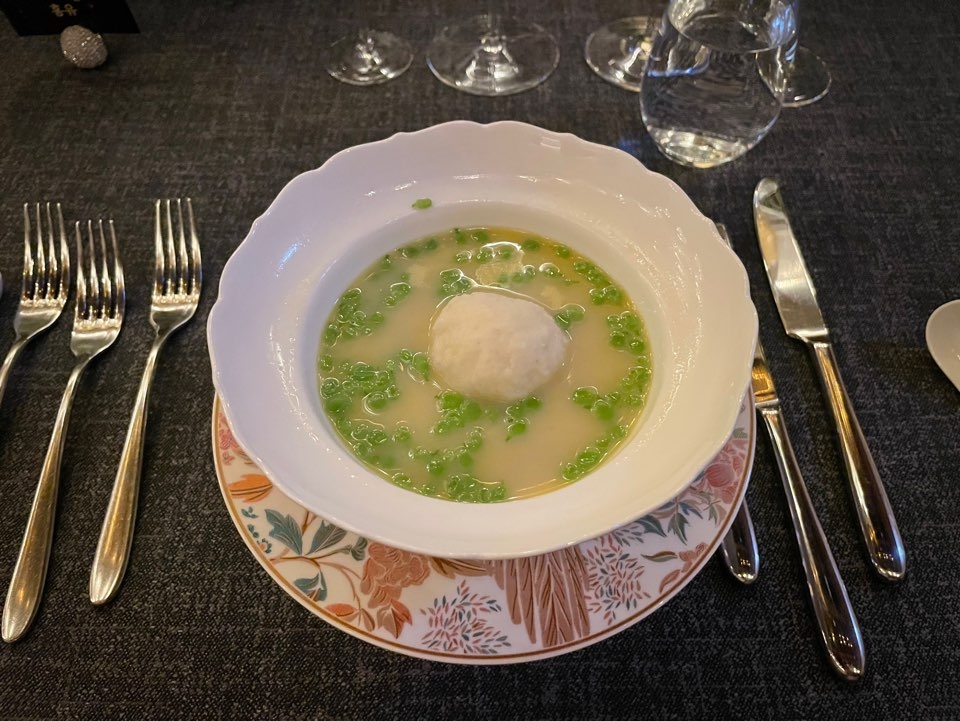 Warm soup of minced hairtail fish balls at Yong Fu (Hong Yoo/The Korea Herald)