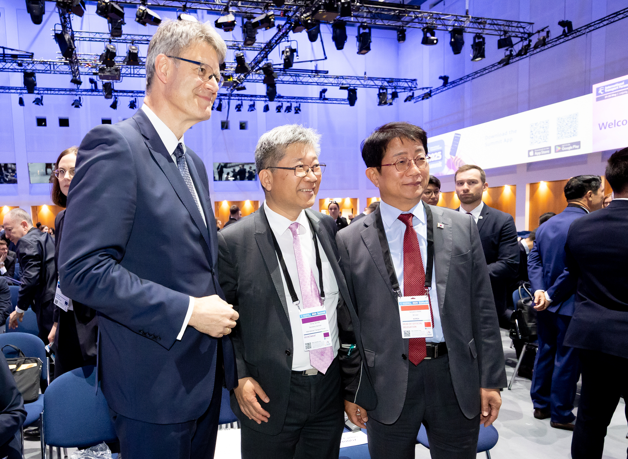 South Korean Minister of Land, Infrastructure and Transport Park Sang-woo (far right) and Kim Young-tae (center), secretary-general of the International Transport Forum, pose for a photo during the International Transport Forum held in Leipzig, Germany, Wednesday (International Transport Forum)