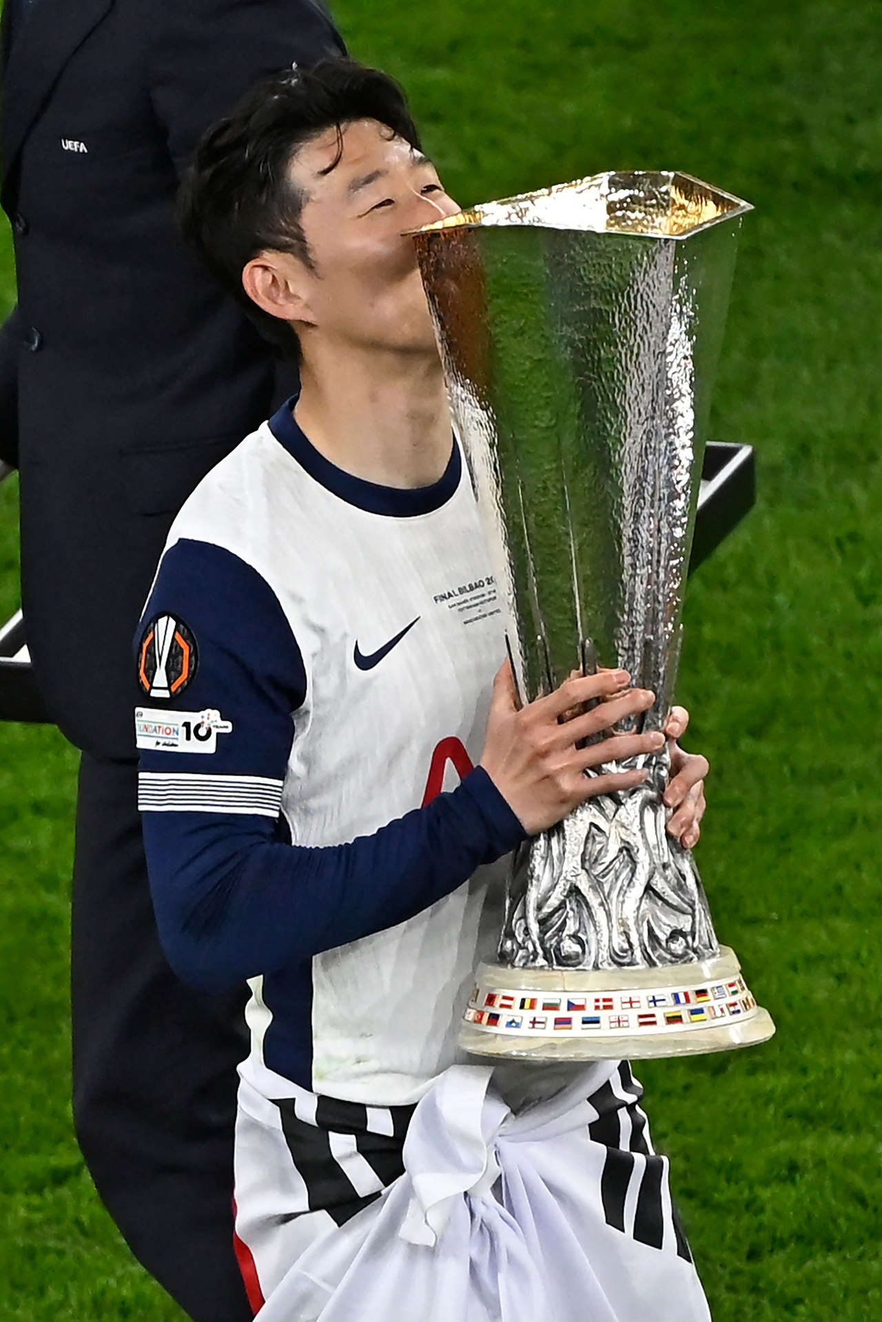 Tottenham Hotspur's Son Heung-min kisses the trophy after the UEFA Europa League final soccer match between Tottenham Hotspur and Manchester United at the San Mames stadium in Bilbao, Spain, Wednesday. (AFP-Yonhap)