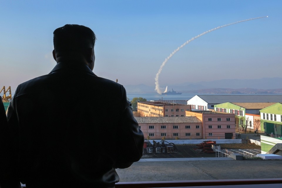 北, 김정은 참석 구축함 진수식서 ‘중대사고’