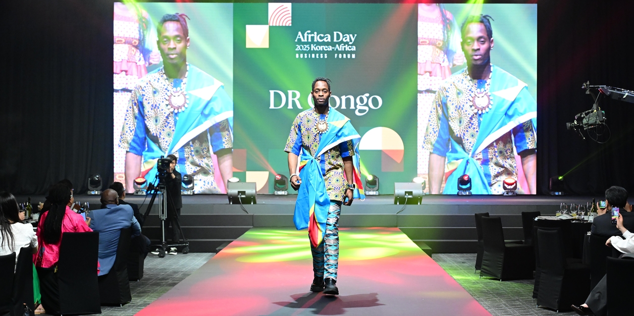 Louisha Mbuinga, a member of the Democratic Republic of the Congo community in Korea, walks down the runway during a fashion show held at the Africa Day 2025 Korea-Africa Business Forum in Grand Hyatt Seoul, Wednesday. (Lee Sang-sub/The Korea Herald)