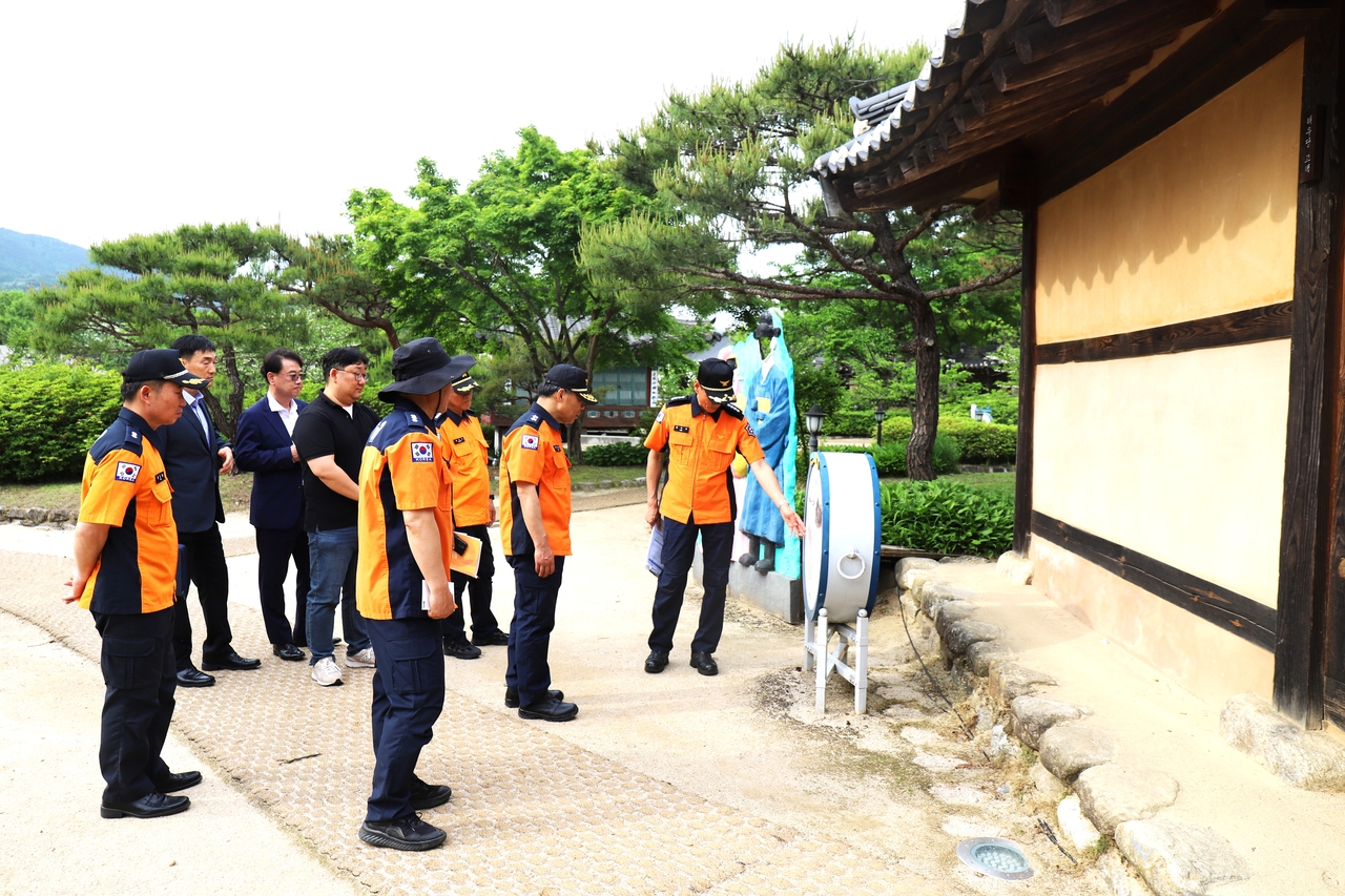 박성열  경북소방본부장이 영주소수서원과 선비촌을 방문해 화재취약대상 현장을 점검 했다[영주소방서 제공]