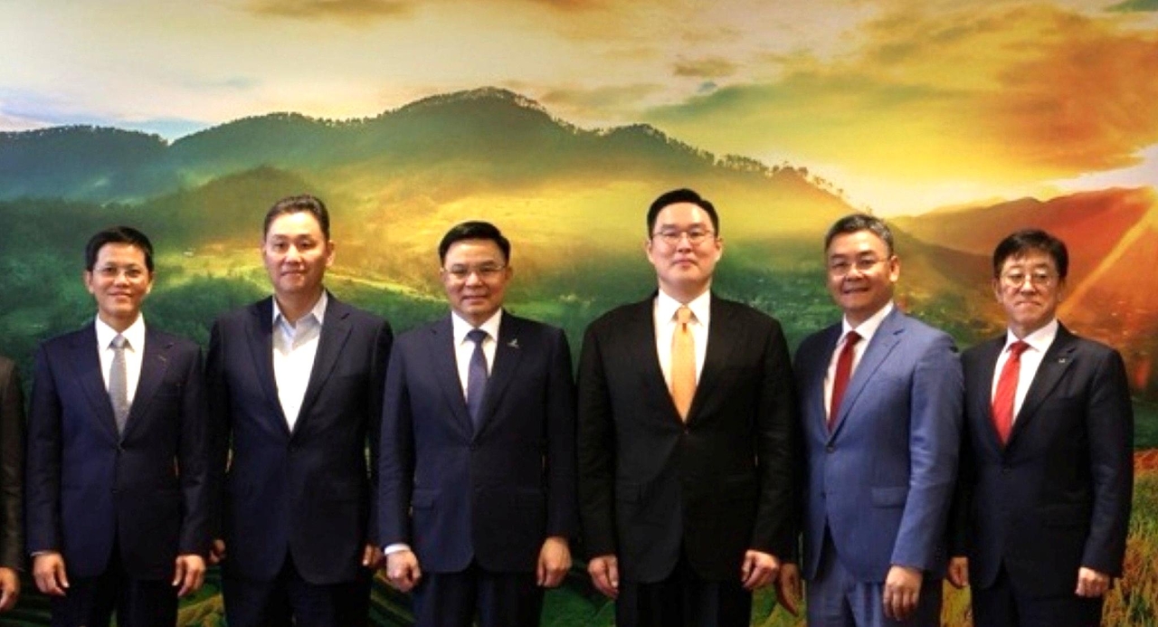 Officials from LS Cable & System and PetroVietnam including LS Cable CEO Koo Bon-kyu (third from right) and PetroVietnam Chair Le Manh Hung (third from left) pose for a photo at the PetroVietnam headquarters in Hanoi, Vietnam, Wednesday. (LS Cable & System)