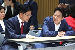 Lee Jun-seok vows to continue to Election Day under his own name