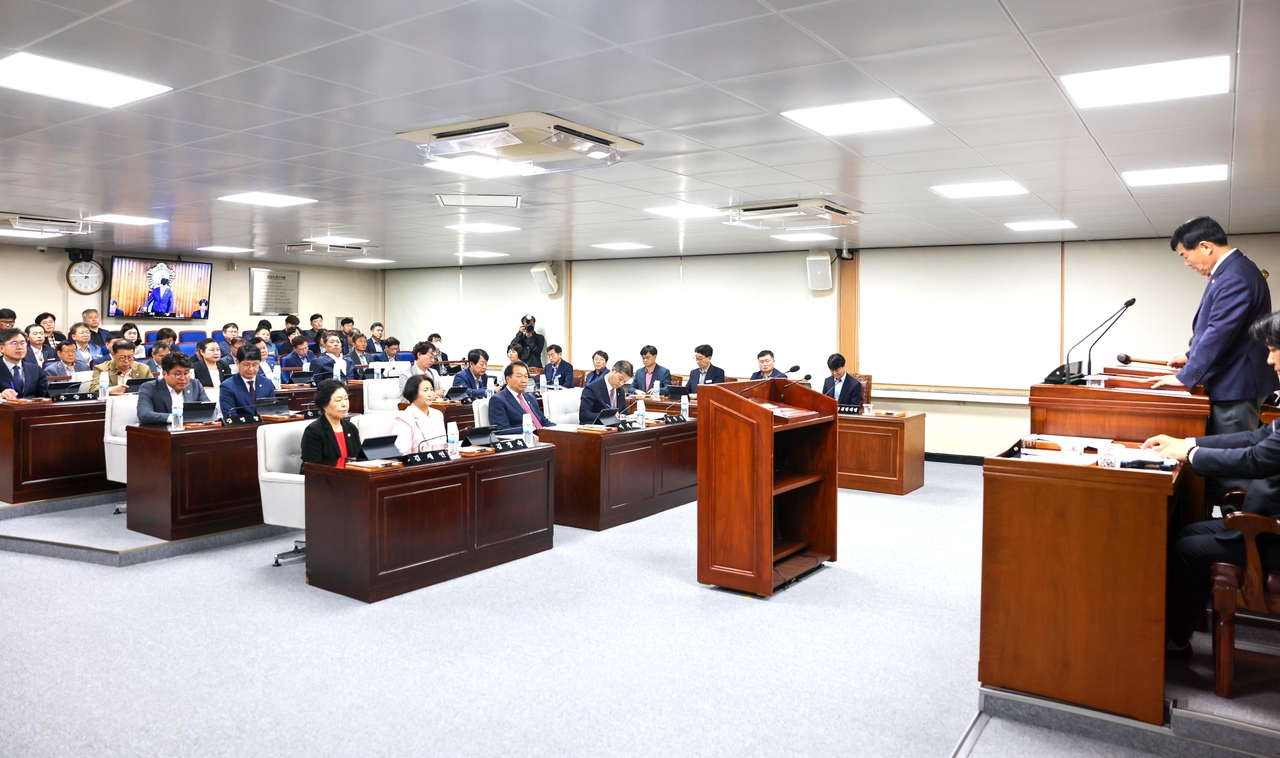 영주시의회 김병기 의장이  제292회 임시회 폐회를 선언하고 있다[영주시의회 제공]