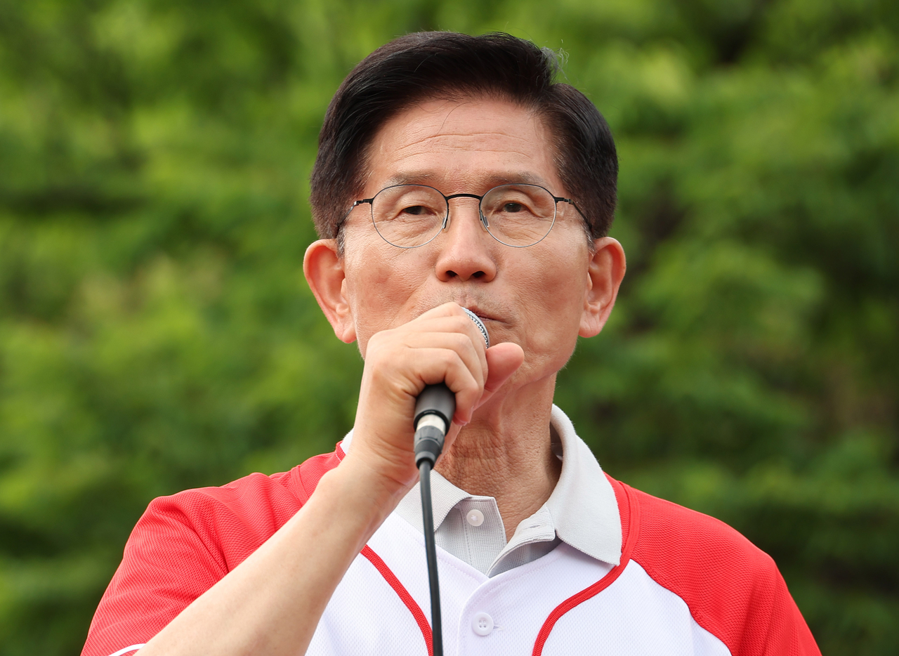 The conservative People Power Party's presidential candidate Kim Moon-soo delivers a speech at a campaign rally in Dongducheon, Gyeonggi Province, on Wednesday. (Yonhap)
