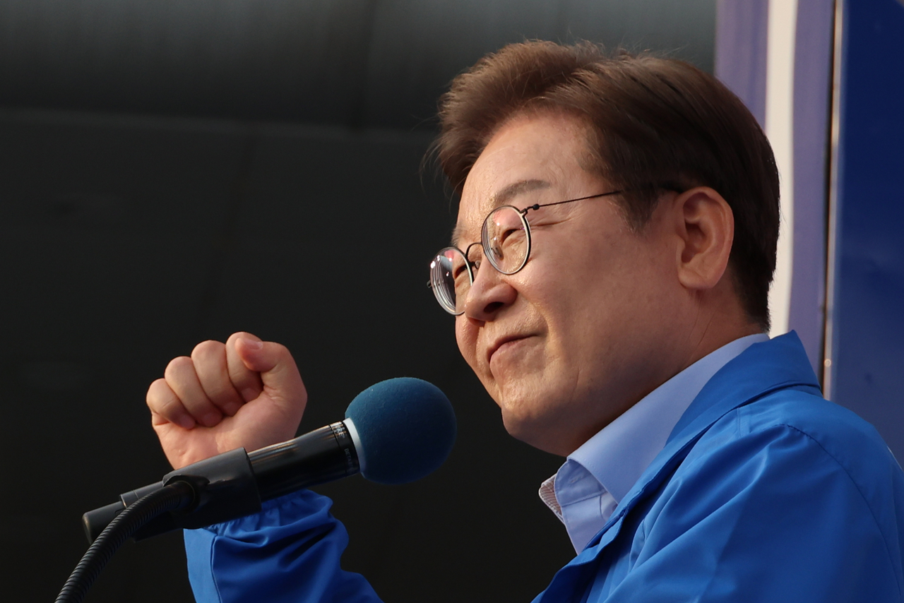 The liberal Democratic Party of Korea's presidential candidate Rep. Lee Jae-myung appears at a rally in Incheon on Wednesday. (Yonhap)