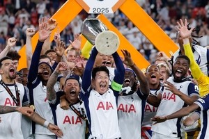Son Heung-min lifts 1st trophy as Tottenham wins Europa League title