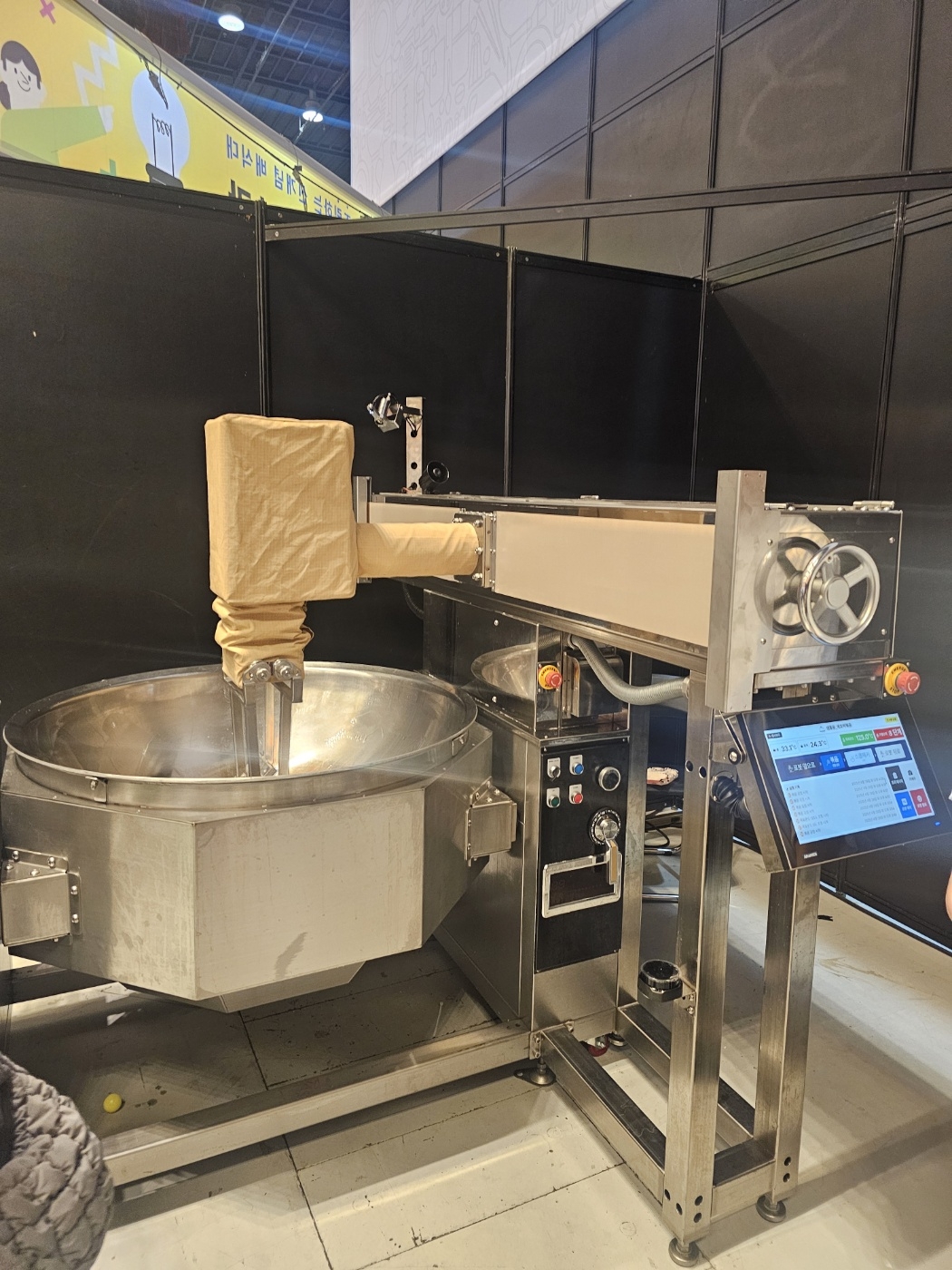 An automatic stirrer developed by local foodtech startup People’s League (Choi Jae-hee/The Korea Herald)