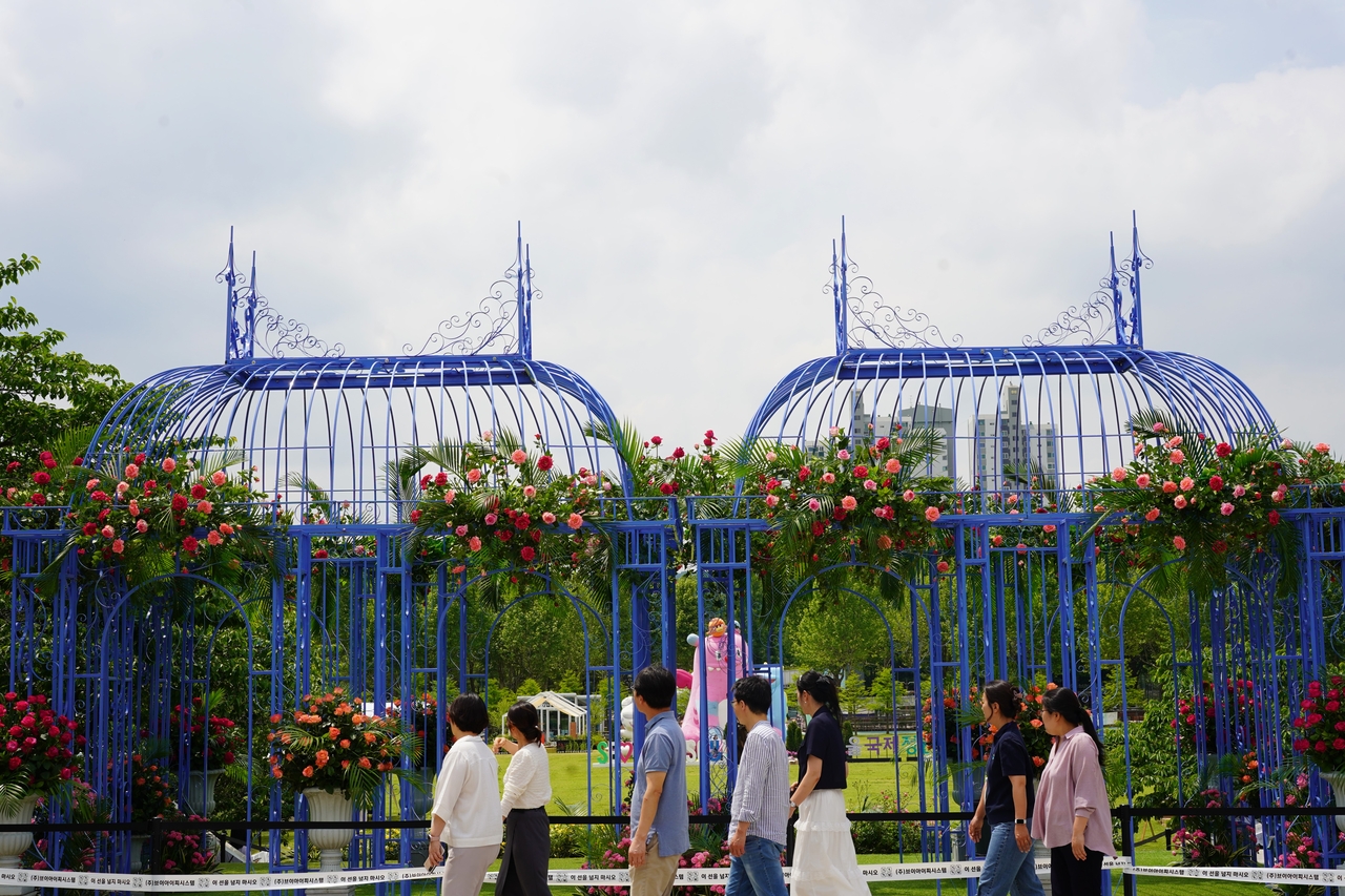 Visitors walk along the walking trail at Boramae Park in Dongjak-gu, Seoul on Wednesday. (Lee Si-jin/The Korea Herald)