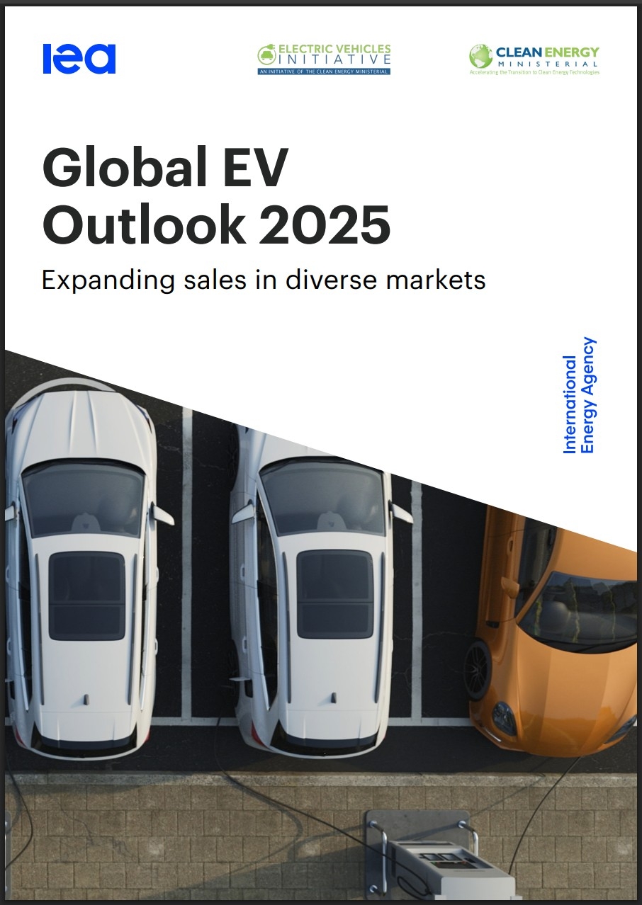 2025년 글로벌 레프리 토토사이트 전망 보고서(Global EV Outlook 2025) 표지. [국제에너지기구(IEA)]