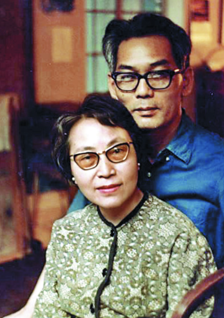 1968년 프랑스 파리 아뜰리에에서 포즈를 취한 김환기와 그의 아내 김향안 [환기재단·환김술관]