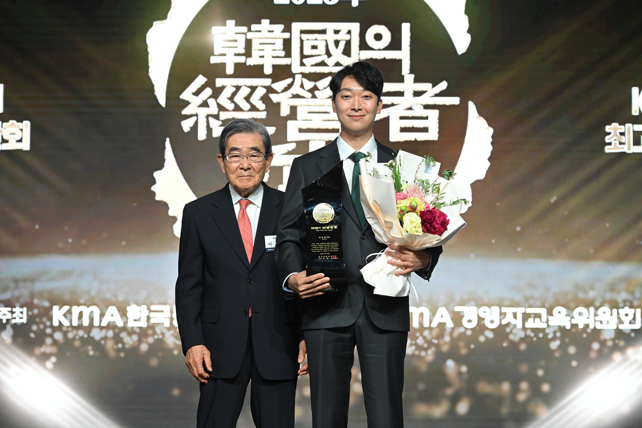 박용준 삼진어묵 대표(사진 오른쪽)가 23일 ‘한국의 경영자상’을 수상한 뒤 이봉서 한국능률협회장(사진 왼쪽)과 기념촬영하고 있다. [삼진어묵 제공]