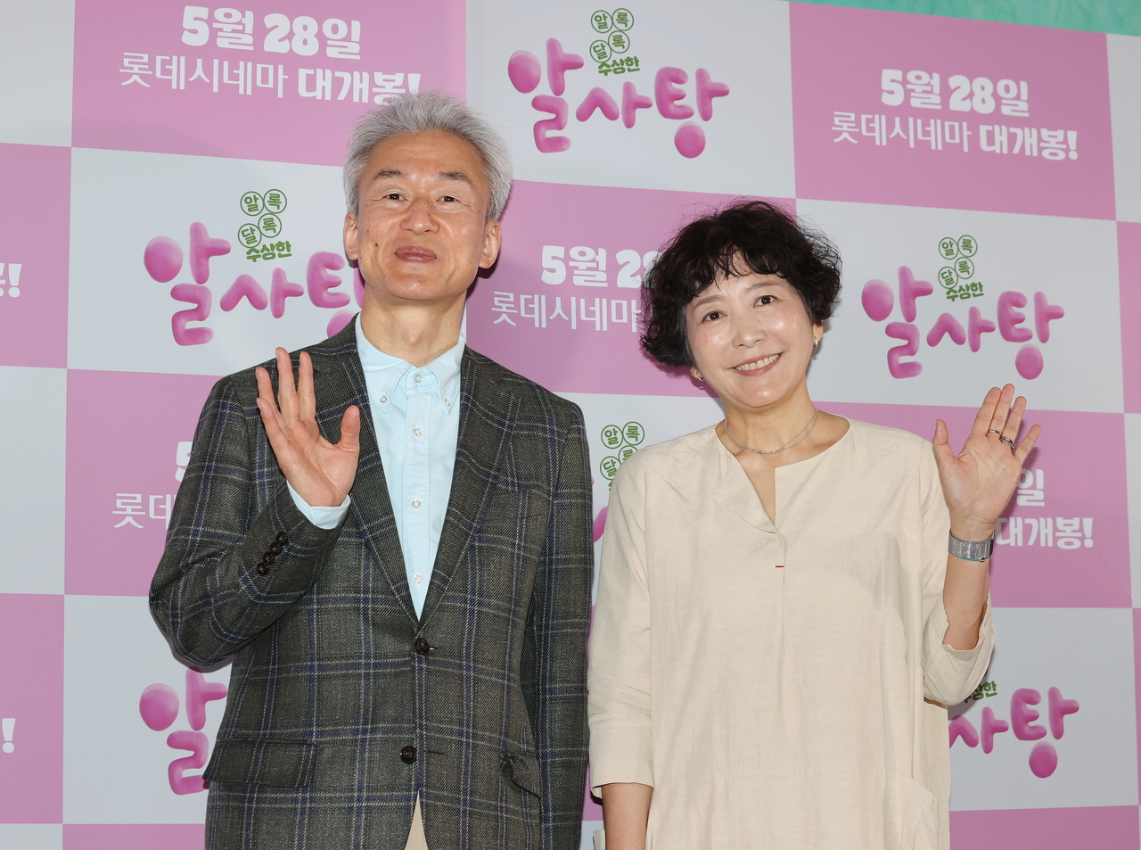 Toei Animation producer Takashi Washio (left) and author Baek Hee-na pose at a press conference Friday at Lotte Cinema Konkuk University in Seoul. (Yonhap)