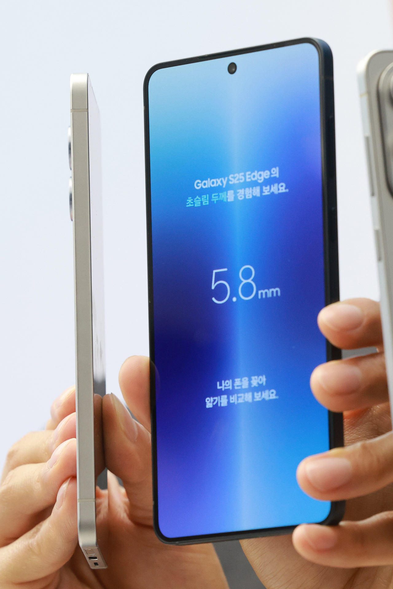 This file photo from May .13 shows a Galaxy S25 Edge unit shown at a media event hosted by Samsung Electronics Co. in Seoul. (Yonhap)