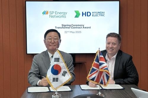 This photo provided on Friday shows the company's Vice Chairman Cho Seok and Eddie Mulholland, director of process and technology at SP Energy Networks, at a transformer supply contract signing ceremony held the previous day. (HD Hyundai Electric Co.)