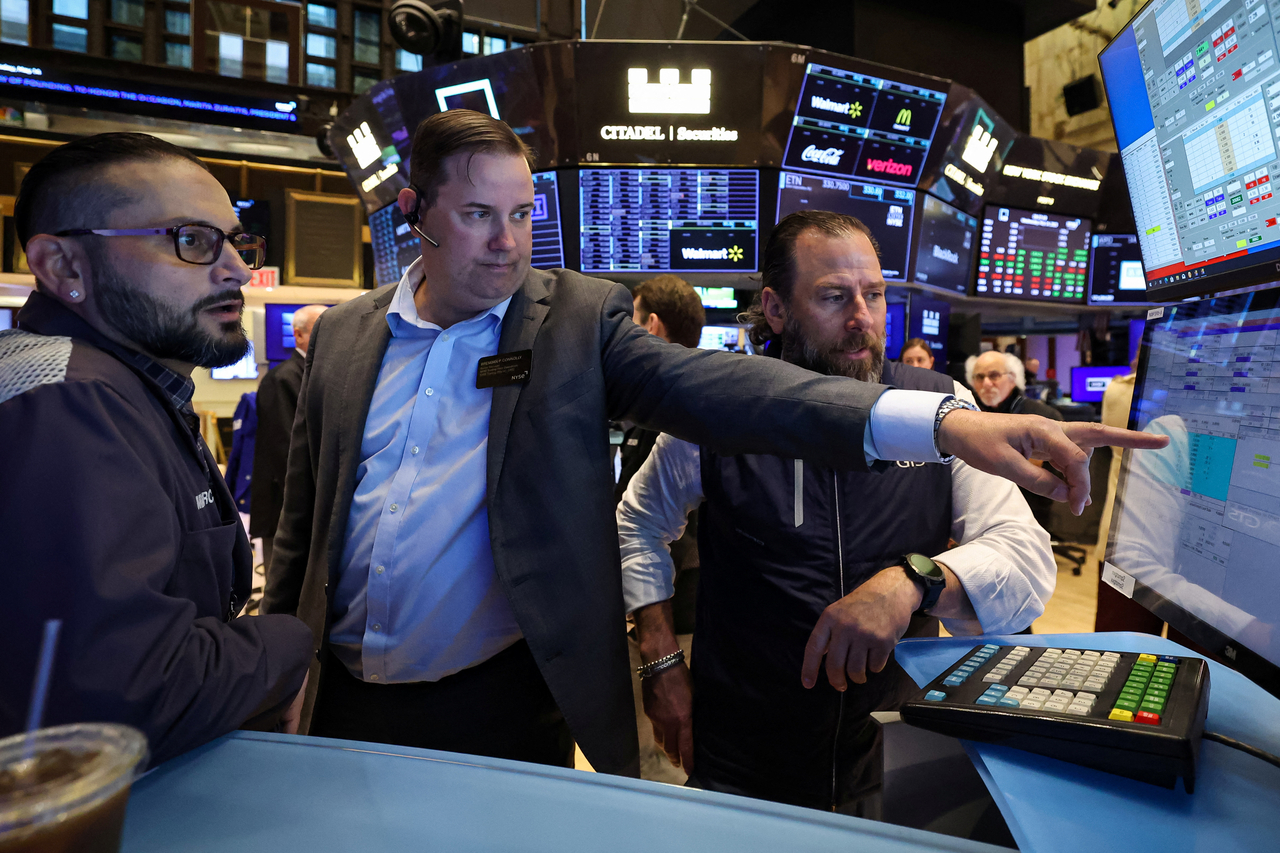 14일(현지시간) 미국 뉴욕시 뉴욕증권거래소(NYSE)에서 트레이더들이 바닥에서 일하고 있다. [로이터]