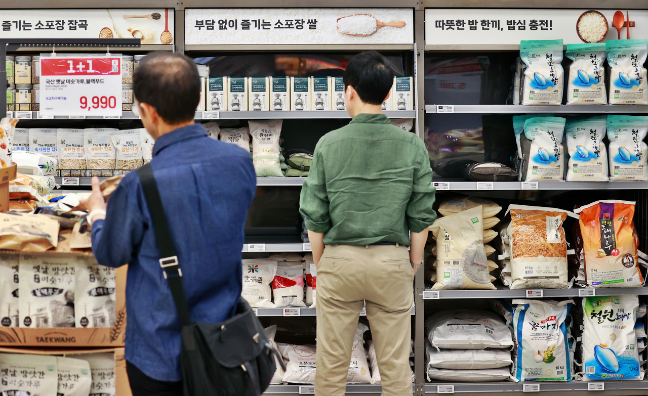 Customers shop at a discount chain store in Seoul on Wednesday. (Yonhap)
