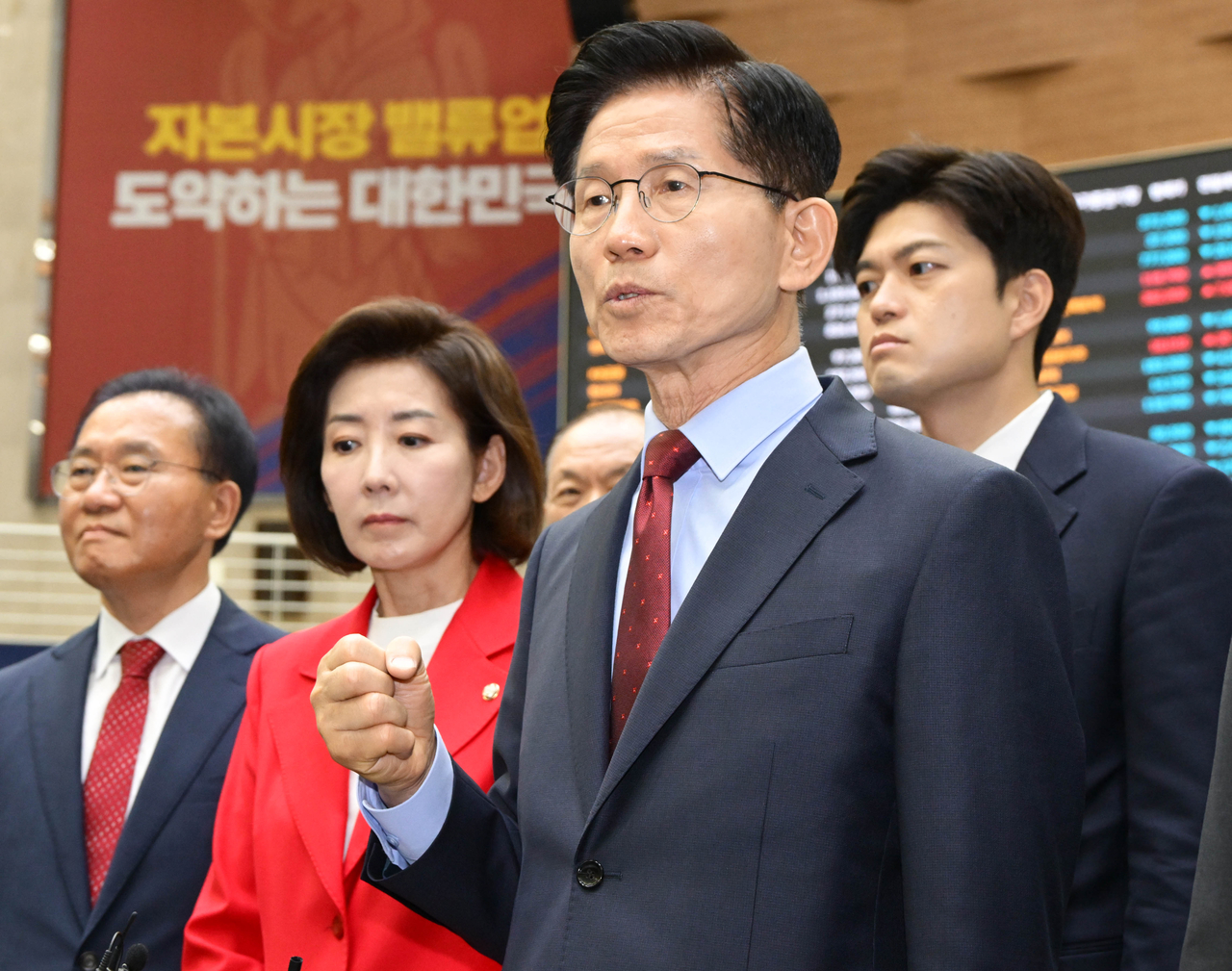 국민의힘 김문수 대선후보가 22일 서울 여의도 한국거래소에서 열린 중앙선거대책위원회 현장 회의를 마친 뒤 주식시황이 표시되는 홍보관을 찾아 둘러본 뒤 취재진 질문에 답하고 있다.  [공동 취재]