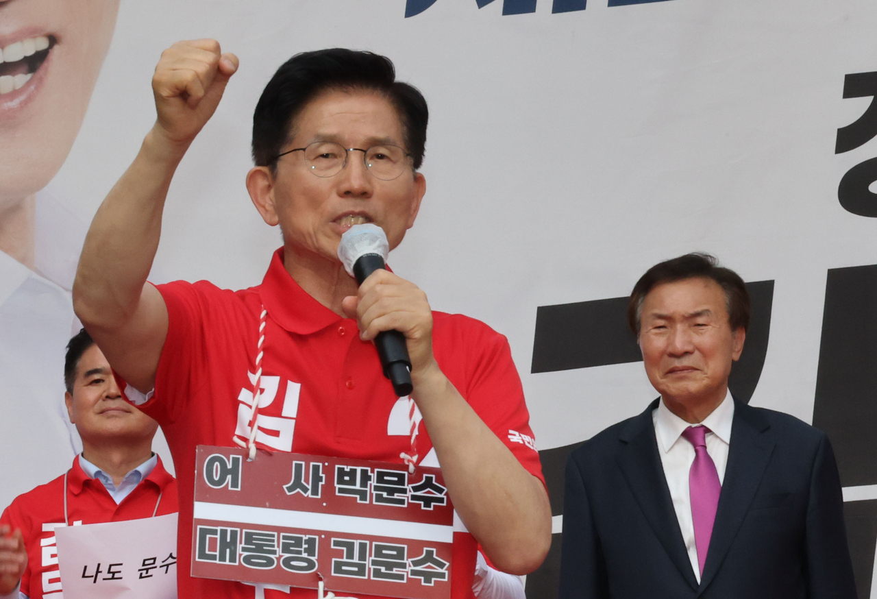국민의힘 김문수 대선후보가 22일 경기 광명시 철산로데오거리에서 열린 유세에서 지지를 호소하고 있다. 2025.5.22 [연합]